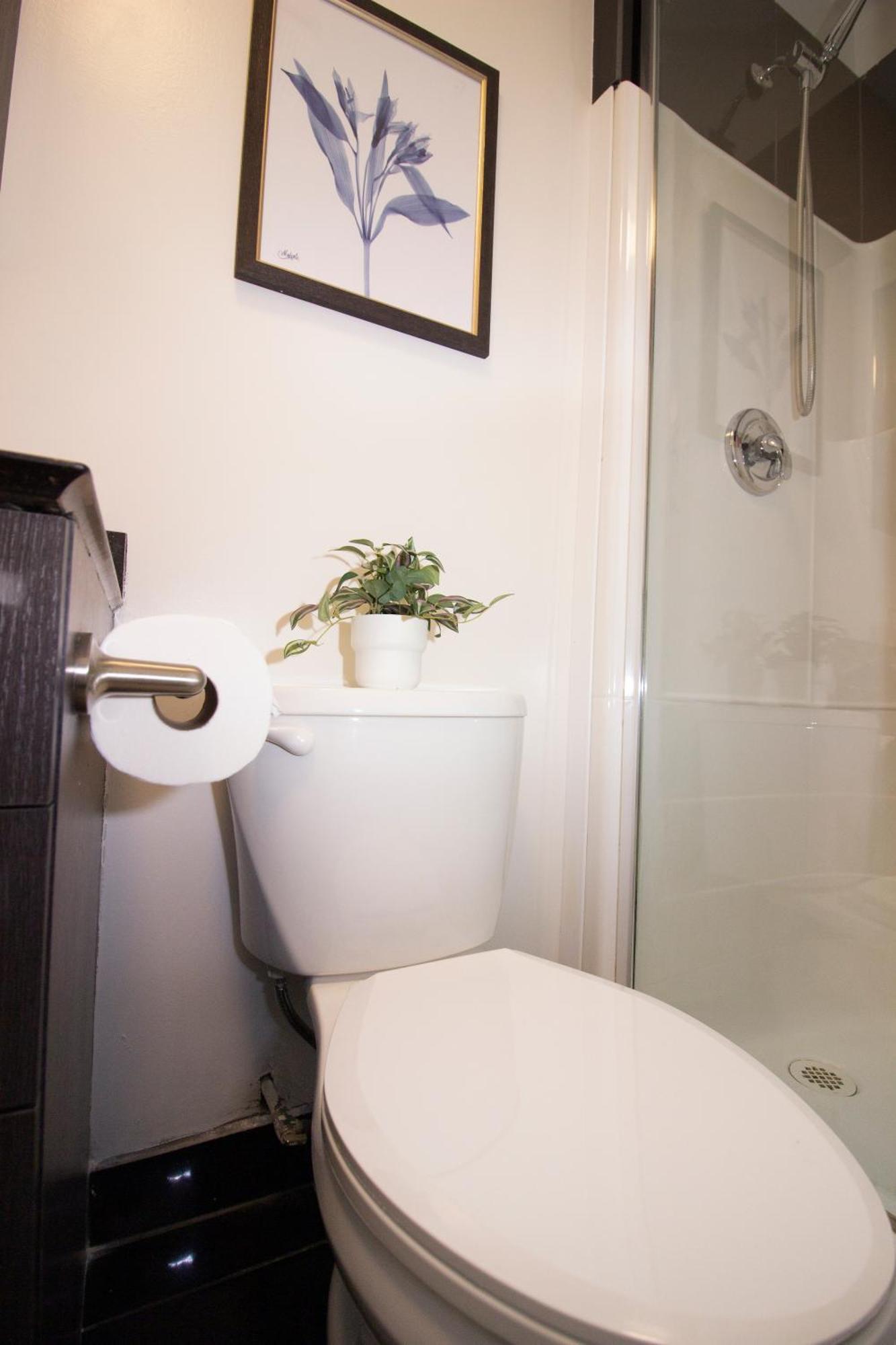 Mackay Street Downtown - Bell Center, Nightlife, & Metro At Your Doorstep! Apartamento Montreal