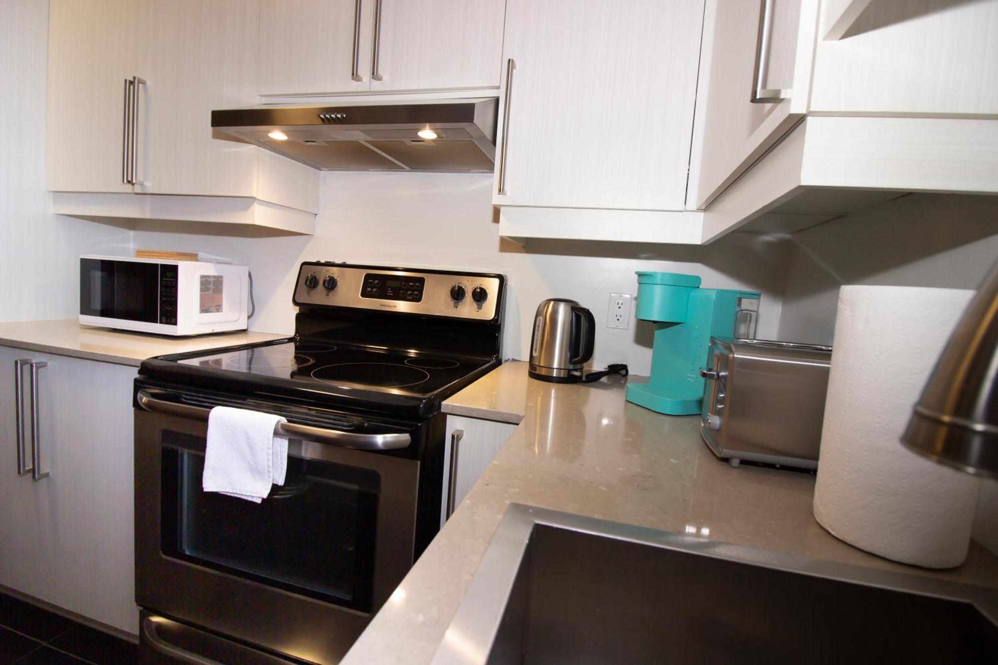 Mackay Street Downtown - Bell Center, Nightlife, & Metro At Your Doorstep! Apartamento Montreal
